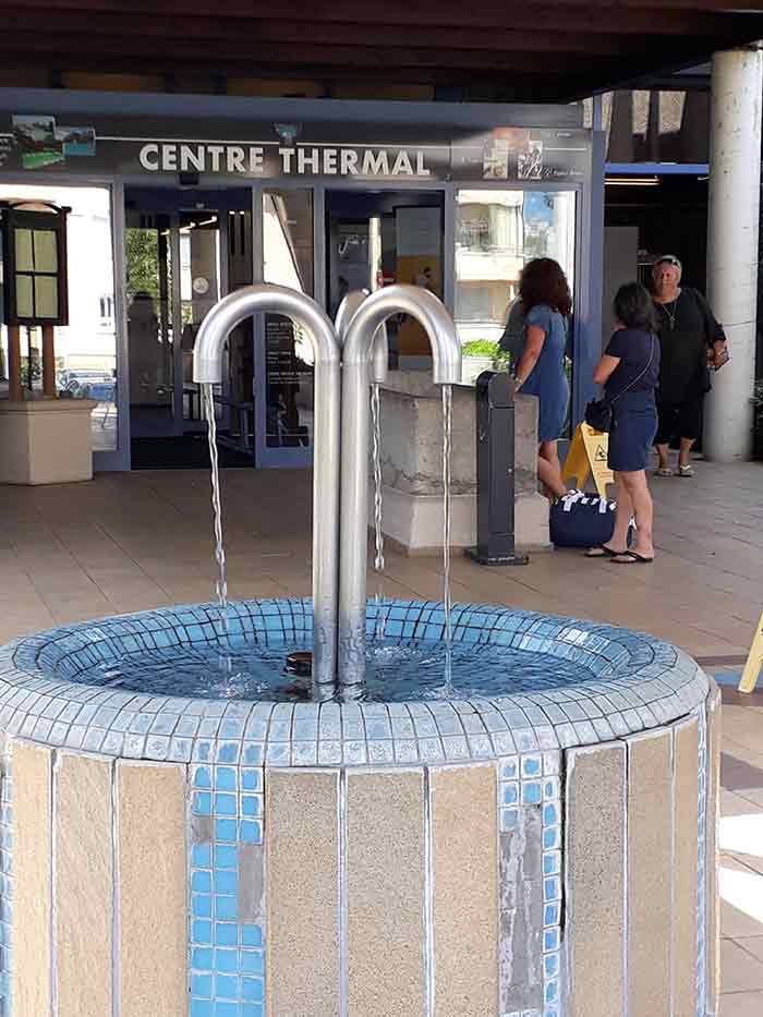 fontaine d'eau sulfureuse  l'entre des bains d'Yverdon